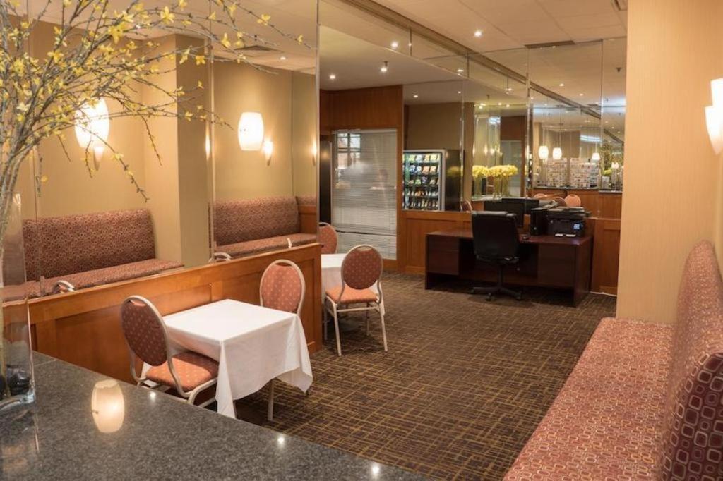 The Roehampton Hotel Торонто Экстерьер фото